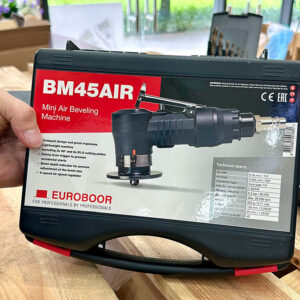 Máy vát mép bằng khí nén EUROBOOR BM45AIR có sáu cấp điều chỉnh tốc độ gió, phù hợp đa dạng vật liệu.