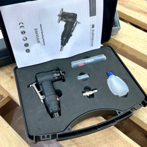 Máy vát mép bằng khí nén EUROBOOR BM45AIR trang bị dao 45° và dao bo R1.5, kèm bộ điều chỉnh độ sâu.