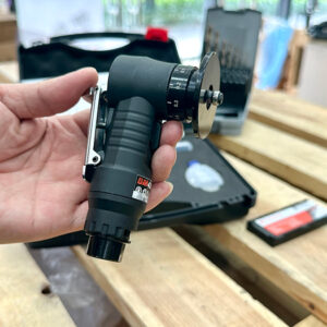 Máy vát mép bằng khí nén EUROBOOR BM45AIR vận hành khí nén 6,3 bar, lưu lượng 5 SCFM, tốc độ 28.000 vòng/phút.