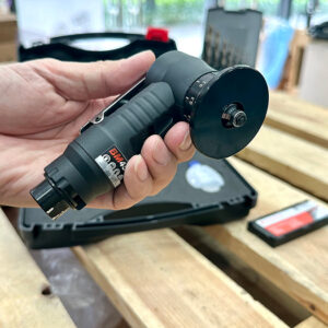 Máy vát mép bằng khí nén EUROBOOR BM45AIR trọng lượng 320 g, kích thước 150 × 137 × 45 mm.