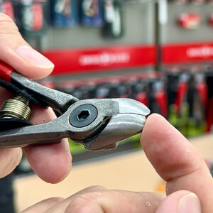 Lò xo cuộn giữ miệng kìm cắt trái cây FELCO 330 luôn mở, giảm mỏi tay.