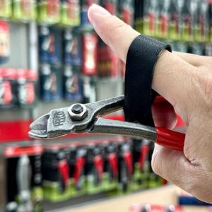 Kìm cắt trái cây FELCO 330 trang bị dây da công thái học, giúp thao tác chắc chắn.