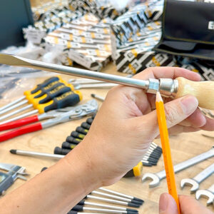 Bộ tua vít cán gỗ 6 cây ELORA 600-S6 thích hợp mang theo hiện trường, cuộn gọn sau khi dùng, bảo vệ lưỡi và cán.