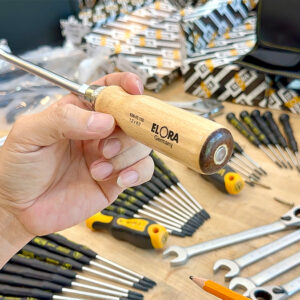 Túi cuộn giả da đen bản kỷ niệm đi kèm bộ tua vít cán gỗ 6 cây ELORA 600-S6, chia ngăn riêng từng cây.