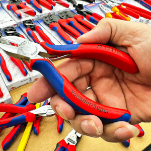 Kìm cắt cạnh Knipex 70 15 110 mạ chrome kháng ăn mòn, giảm bám cặn; vệ sinh sau làm việc.