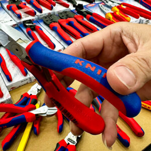 Kìm cắt cạnh Knipex 70 15 110 tay cầm đa thành phần, bám chắc, giảm trượt khi tay dầu ướt.