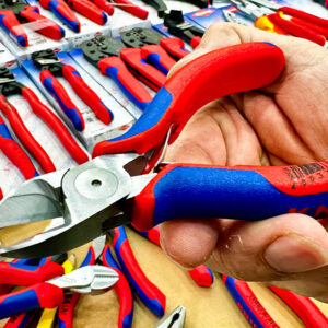 Kìm cắt cạnh Knipex 70 15 110 dùng bản lề đồng trục; truyền lực tuyến tính, cảm nhận đóng cắt.