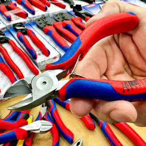 Kìm cắt cạnh Knipex 70 15 110 đầu thon, lưỡi sát mũi; cắt ngắn tại điểm, hạn chế bavia mép.