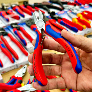 Kìm cắt cạnh Knipex 70 15 110 dùng thép vanadi rèn, tôi dầu; duy trì đàn hồi, bền kéo ổn định.