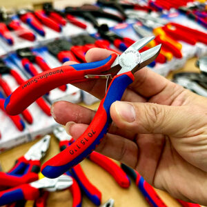 Kìm cắt cạnh Knipex 70 15 110 dài 110 mm, đầu thon mạ chrome, lưỡi tôi cảm ứng 62 HRC.