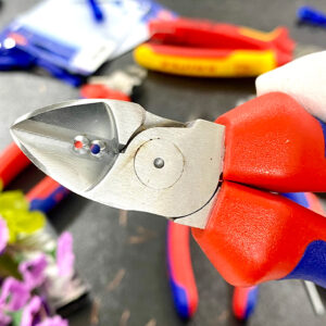 Lưỡi cắt Knipex 14 tôi cảm ứng đạt 60 HRC, tăng tuổi thọ trong thao tác cắt dây đồng, nhôm.