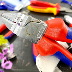 Kìm Knipex 14 26 160 có tay cầm VDE 1000V, phù hợp đấu nối điện áp cao an toàn.