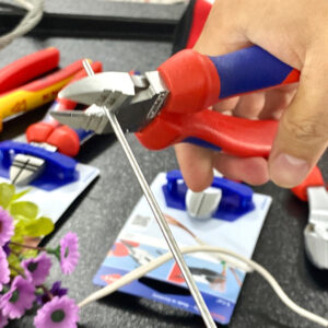 Phiên bản Knipex 14 22 160 có đầu đen đánh bóng, tay cầm đa thành phần chống trượt.