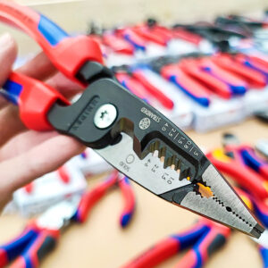 Kìm cắt tuốt đa năng Knipex 13 72 200 ME tích hợp vùng tuốt dây chính xác.