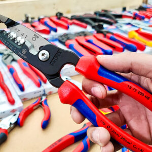 Tay cầm Knipex 13 72 200 ME cấu tạo đa thành phần chống trượt.