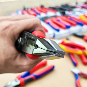 Bề mặt thân Knipex 13 72 200 ME xử lý đen bóng chống gỉ, giảm ma sát.