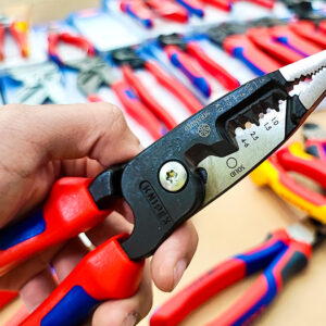 Đầu kìm Knipex 13 72 200 ME hẹp, hỗ trợ thao tác trong không gian giới hạn.