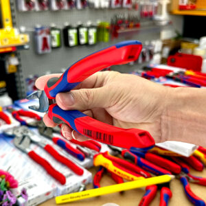 Knipex 02 05 180 có mỏ kẹp phẳng và tròn, giữ chắc vật liệu phẳng, ống, dây dẫn.