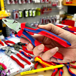 Cán nhựa đa màu của Knipex 02 05 180 thiết kế hai lớp, tăng ma sát và giảm mỏi cổ tay.