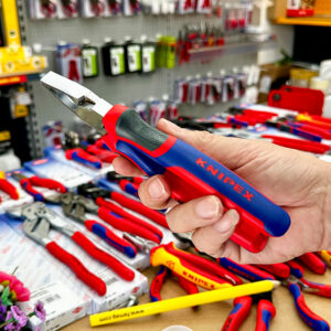 Bề mặt đầu kìm Knipex 02 05 180 phủ chrome chống ăn mòn, dễ vệ sinh và duy trì độ sáng bề mặt.