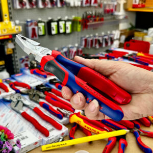 Kìm đa năng đầu bằng Knipex 02 05 180 có cơ chế đòn bẩy giảm 35% lực thao tác so với loại thường.