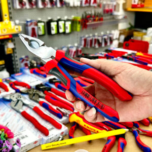 Lưỡi cắt Knipex 02 05 180 đạt độ cứng 63 HRC, chịu tải ổn định trong các thao tác cắt liên tục.