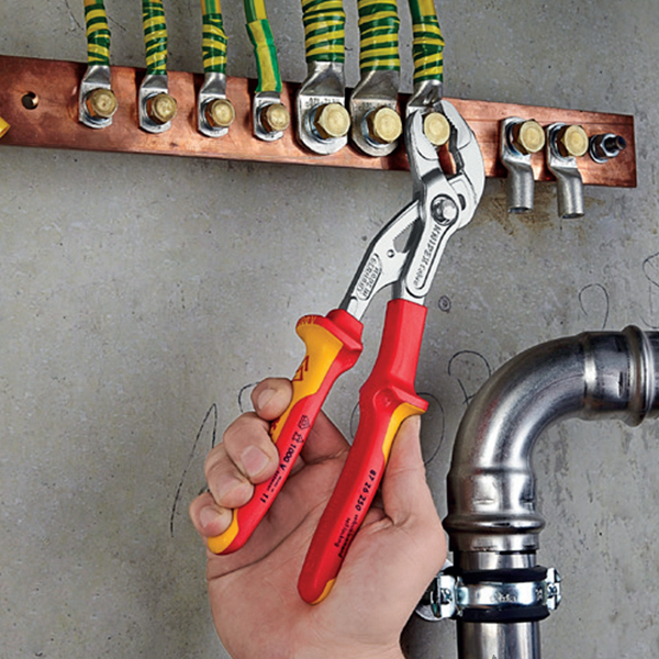 Ứng dụng kìm mỏ quạ cách điện Knipex 87 26 250 – Cobra VDE cách điện