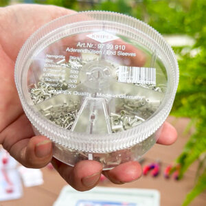 Bộ đầu cos Knipex 97 99 910 đóng gói trong hộp tròn bằng nhựa trong suốt, đường kính 90 mm, cao 44 mm, có nắp xoay để dễ rút từng cos.