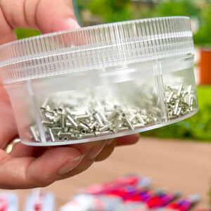 Bộ đầu cos Knipex 97 99 910 phân loại rõ: 500 cái cho mỗi tiết diện 0.5 và 0.75 mm², 400 cái cho 1 mm², 300 cái cho 1.5 mm², 200 cái cho 2.5 mm².