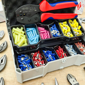 Bộ kìm bấm cos Knipex 97 90 21 bao gồm một kìm PreciForce model 97 52 36 và 300 đầu cos các loại, tất cả được đựng trong hộp TANOS MINI-systainer® thiết kế thông minh, có thể mở bằng một tay và kết nối với hộp systainer® khác.