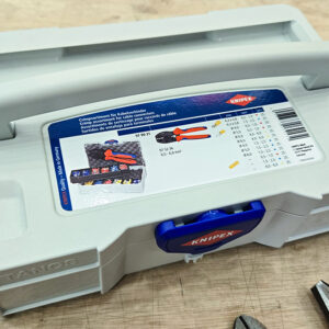 Bộ kìm bấm cos Knipex 97 90 21 chứa 300 đầu cos với tiết diện từ 0.5 đến 6 mm², bao gồm các loại: đầu tròn, đầu chĩa, đầu nối thẳng, đầu cắm lưỡi và đầu phích tròn – đáp ứng đa dạng nhu cầu kết nối điện.