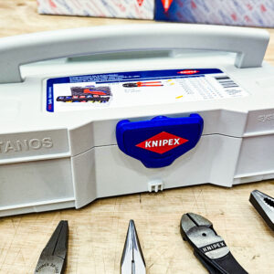 Bộ kìm bấm cos Knipex 97 90 21 có đầu cos làm từ đồng thau mạ thiếc, vỏ cách điện bằng nylon cao cấp, chịu được điện áp tối đa 600 V và nhiệt độ lên đến 105°C, phù hợp tiêu chuẩn kỹ thuật cao.