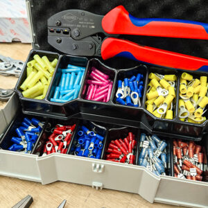 Bộ kìm bấm cos Knipex 97 90 21 được sắp xếp trong hai khay nhựa xếp chồng, với tổng cộng 12 ngăn riêng biệt, giúp phân loại rõ ràng từng loại đầu cos, thuận tiện khi thao tác hoặc bổ sung vật tư.