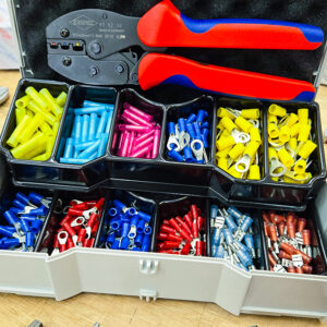 Bộ kìm bấm cos Knipex 97 90 21 thích hợp cho kỹ thuật viên, thợ điện làm việc tại công trường hoặc xưởng, nhờ sự tiện lợi khi mang theo và đầy đủ linh kiện cần thiết cho các loại đầu nối phổ biến.