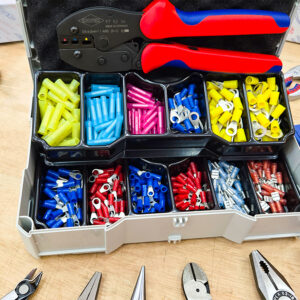 Bộ kìm bấm cos Knipex 97 90 21 cung cấp công cụ bấm cos chuyên nghiệp với độ chính xác cao, mang lại hiệu quả thi công, đồng thời hộp nhựa cao cấp giúp bảo quản tốt và dễ dàng sử dụng lâu dài.