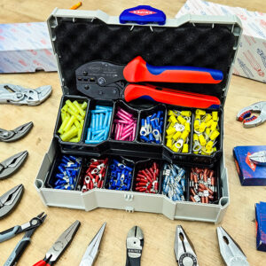 Bộ kìm bấm cos Knipex 97 90 21 là sản phẩm sản xuất tại Đức, đảm bảo chất lượng và độ bền cao, phù hợp tiêu chuẩn quốc tế, giúp người dùng yên tâm khi sử dụng trong các hệ thống điện yêu cầu an toàn.