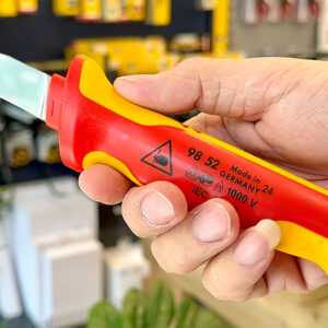 Thân hình cân bằng giữa lưỡi và tay cầm giúp Knipex 98 52 giảm ứng suất cổ tay người dùng.