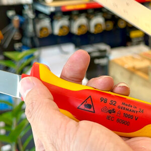 Tay cầm cách điện của dao rọc cáp Knipex 98 52 duy trì độ ổn định trong môi trường ẩm.