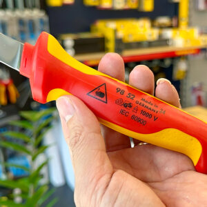 Knipex 98 52 được thiết kế cho kỹ sư điện, thợ bảo trì và công nhân lắp đặt tủ điều khiển.