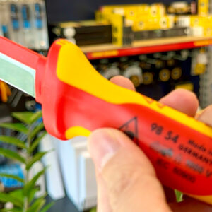 Dao rọc cáp Knipex 98 52 có trọng lượng 75 g, tạo cân bằng tốt khi thao tác liên tục.