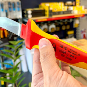 Cấu trúc lưỡi thẳng của dao rọc cáp Knipex 98 52 hỗ trợ cắt dọc sợi cáp nhanh và ổn định.