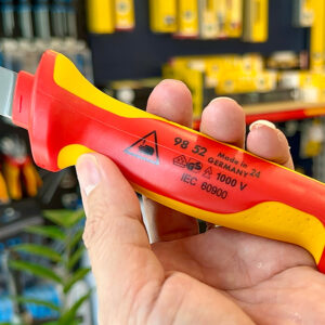 Tay cầm hai lớp của dao rọc cáp Knipex 98 52 tăng độ bám, giảm trượt khi đeo găng tay.