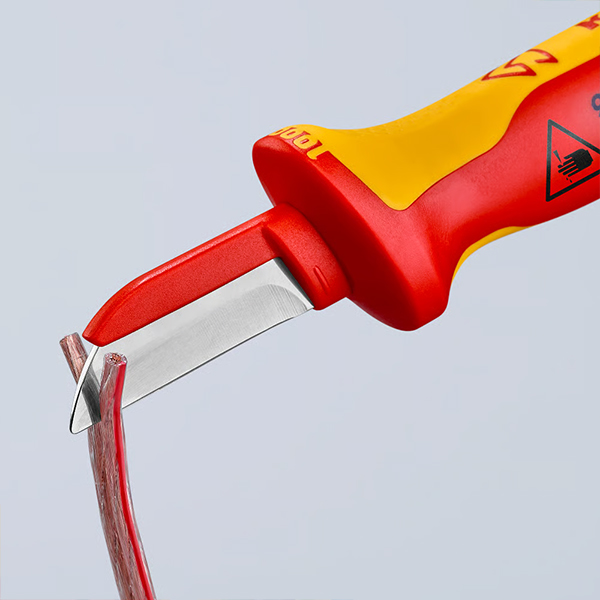 Cấu trúc công thái học của dao rọc cáp Knipex 98 54 giúp giữ ổn định lực kéo và giảm lệch hướng.