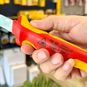 Dao rọc cáp Knipex 98 54 tuân thủ tiêu chuẩn DIN EN 60900, IEC 60900 cho môi trường điện chuyên dụng.