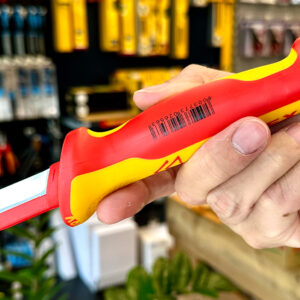 Trọng lượng 65 g của dao rọc cáp Knipex 98 54 giúp giảm mỏi tay trong thao tác kéo dài.