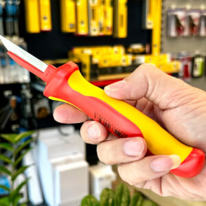 Thiết kế dao rọc cáp Knipex 98 54 có hõm ngón cái, gờ chống trượt và móc đỡ ngón trỏ.