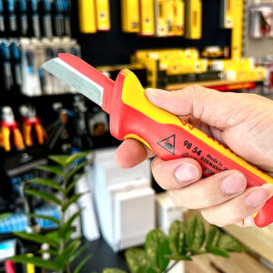 Mặt sau lưỡi dao rọc cáp Knipex 98 54 phủ nhựa cách điện, hạn chế chập điện khi thao tác gần lõi.