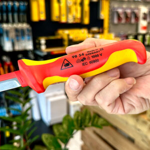 Tay cầm hai thành phần của dao rọc cáp Knipex 98 54 đạt kiểm định VDE, chịu điện áp 1000V AC.