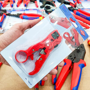 Knipex 16 60 06 SB hỗ trợ cáp dữ liệu tròn CAT5/CAT6 thông qua cơ cấu chỉnh lưỡi.