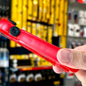 Lưỡi đa điểm trên Knipex 16 60 06 SB tách vỏ, lưới chắn và cách điện trong một chu trình.